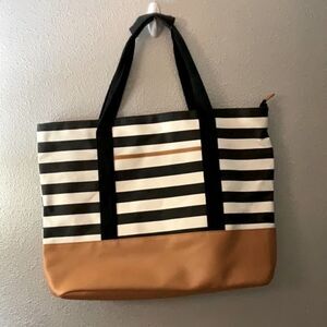 DSW tote bag in a color-blocked canvas faux leather trim NWOT